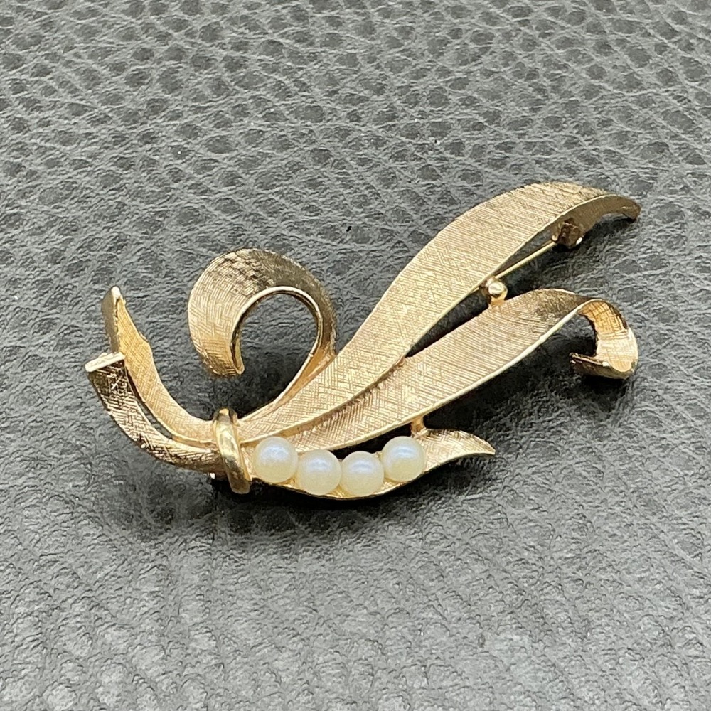 Vintage Hedy Brooch Gold Tone Imitation Pearl Leaf Floral Pin Costume 2 Inch